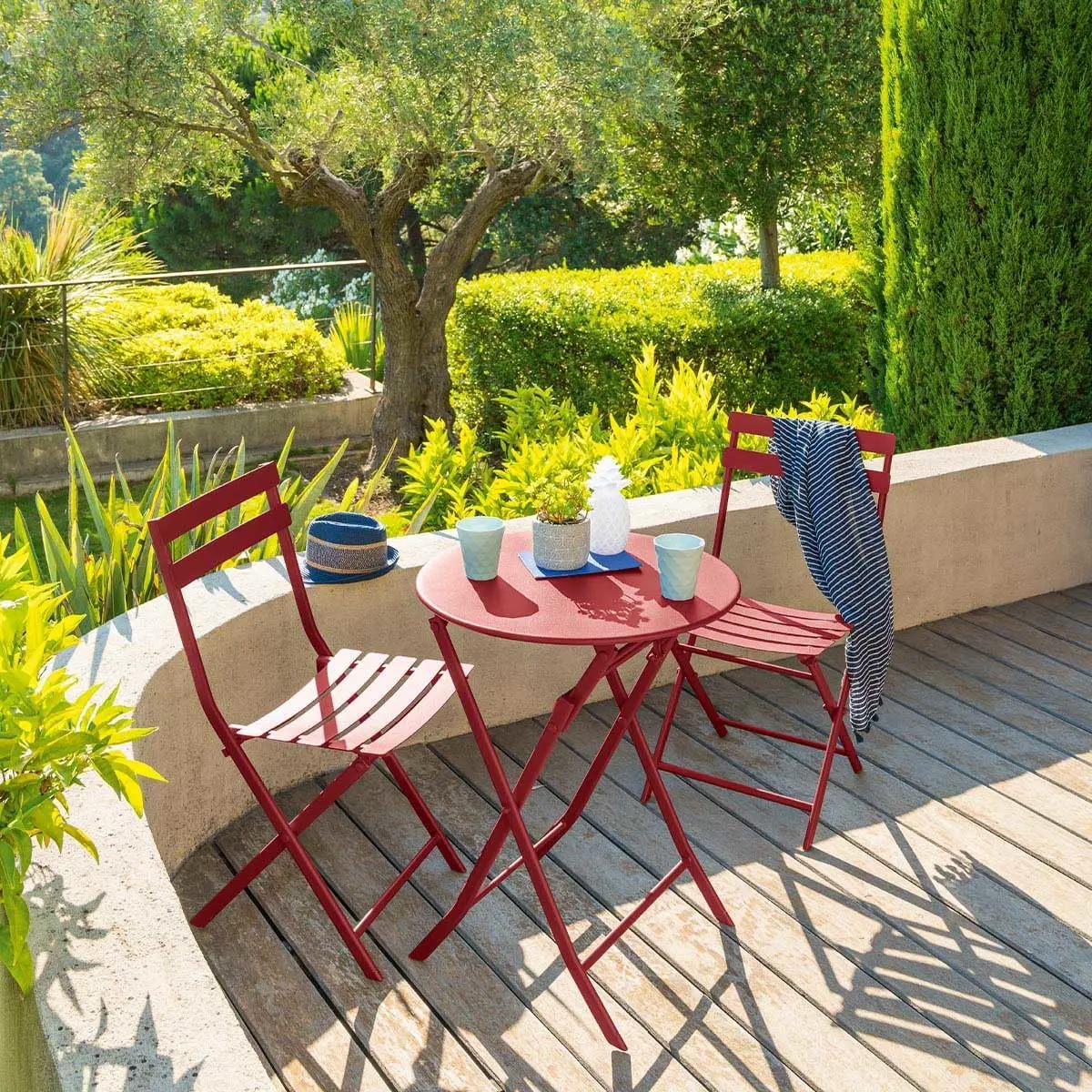 Table de jardin 2 places en acier rouge 60 x 60 vue 2