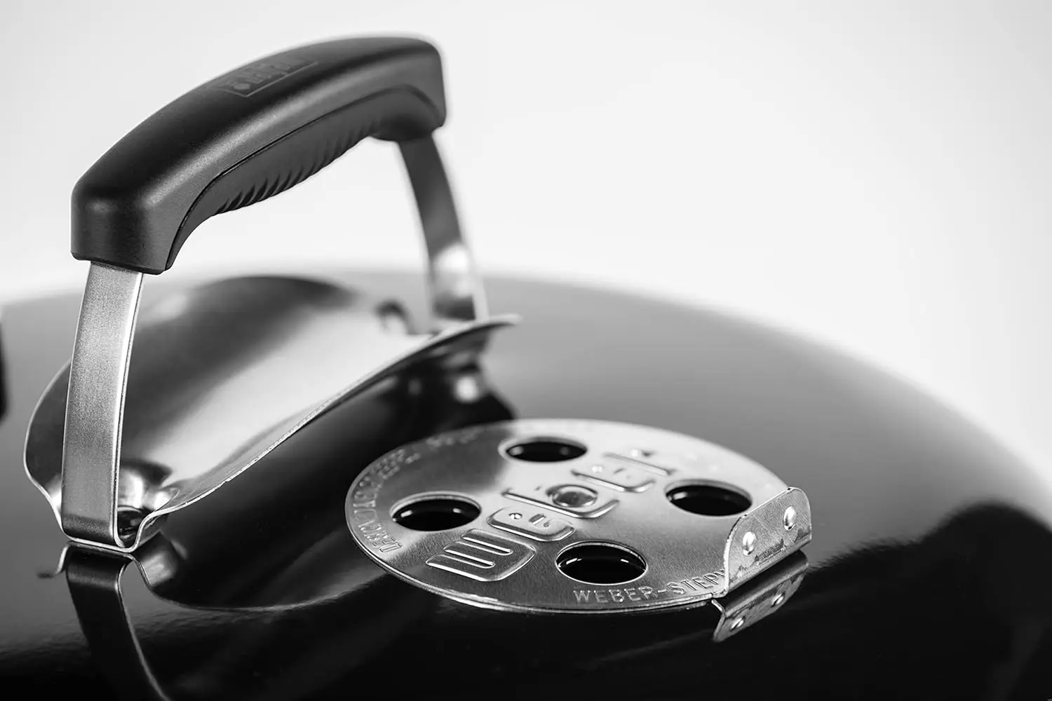 Barbecue weber en acier noir vue 3