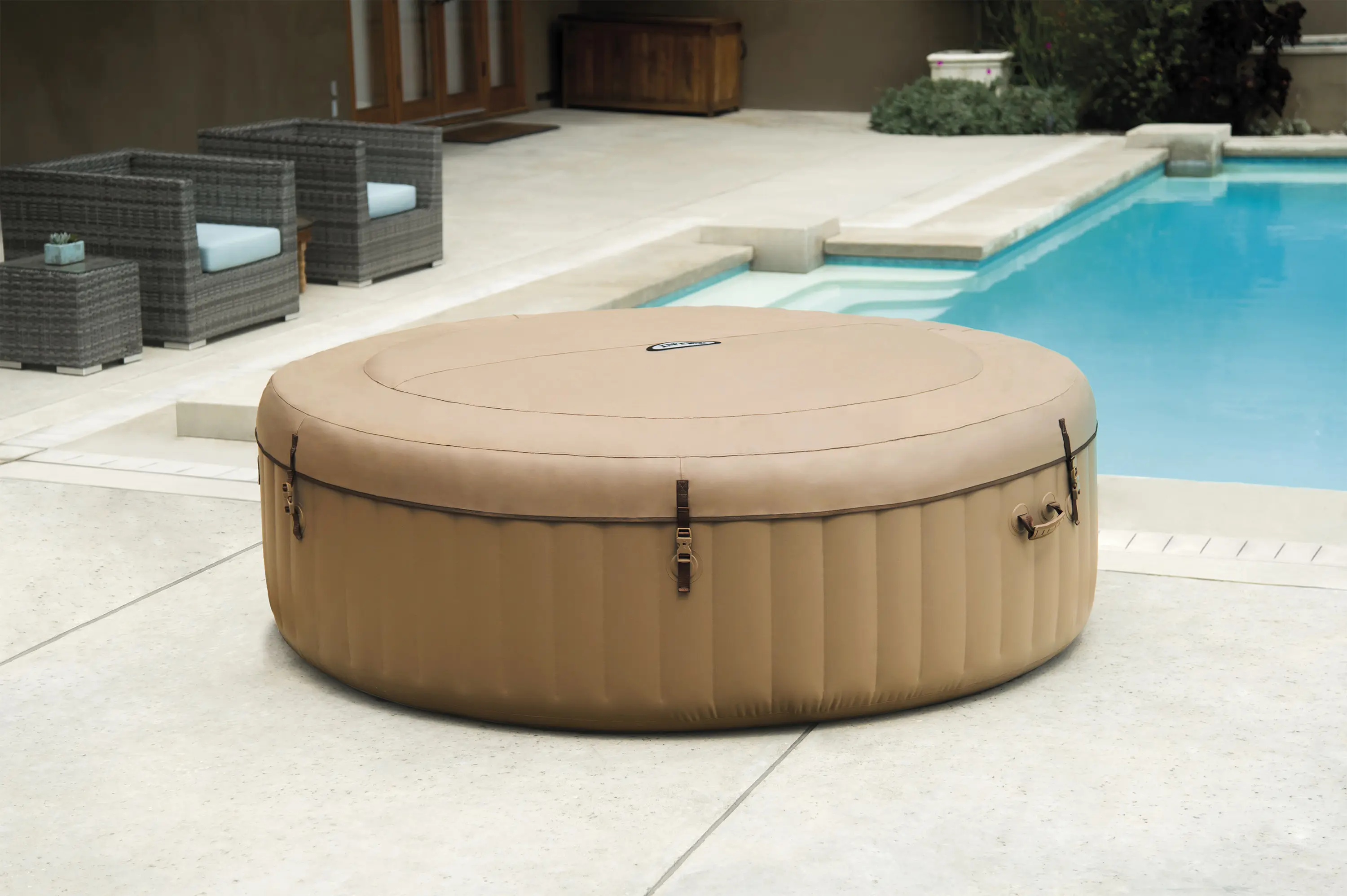 Spa gonflable 4 personnes 4 places beige — contenu détaillé 3