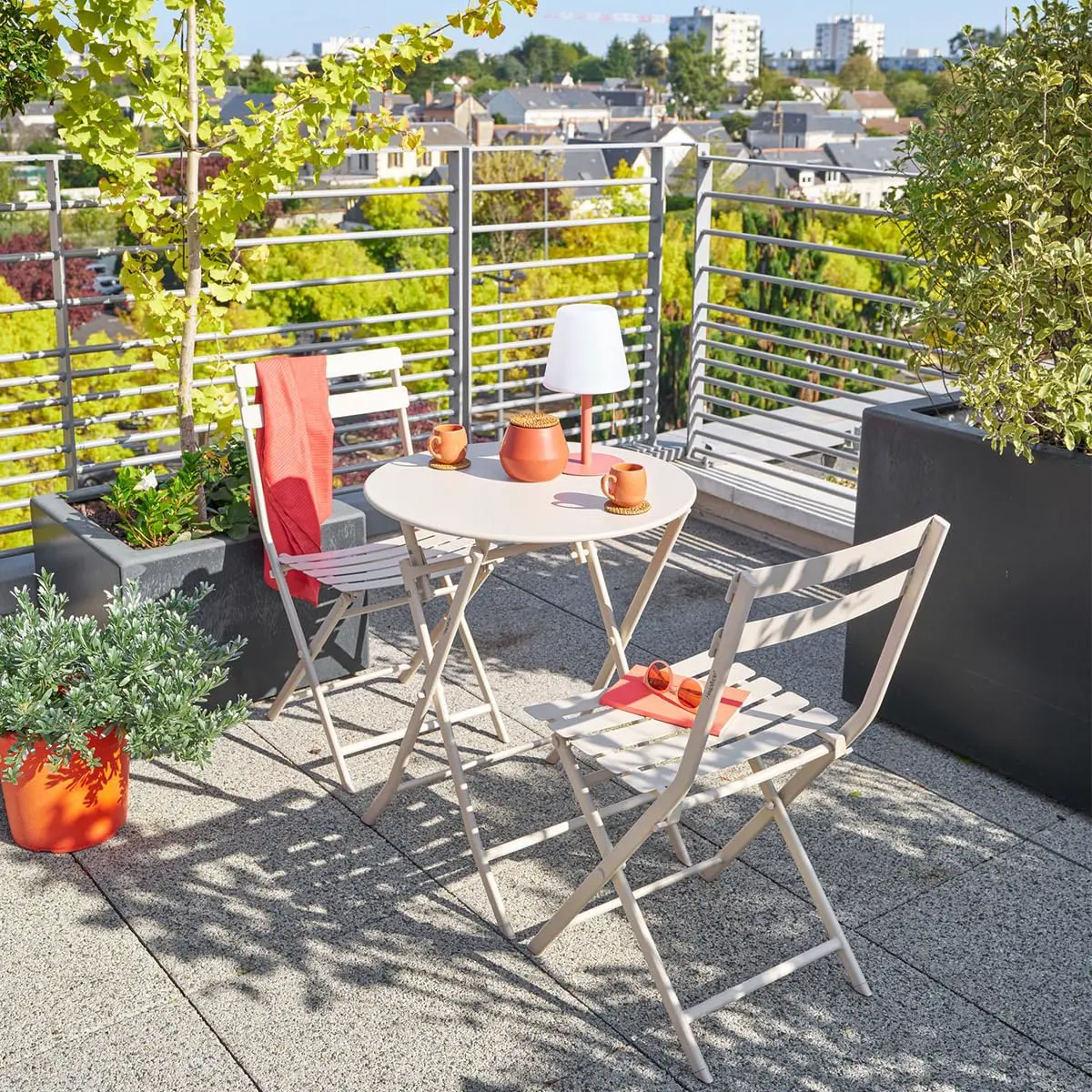 Table de jardin en acier beige 60 x 60 vue 2