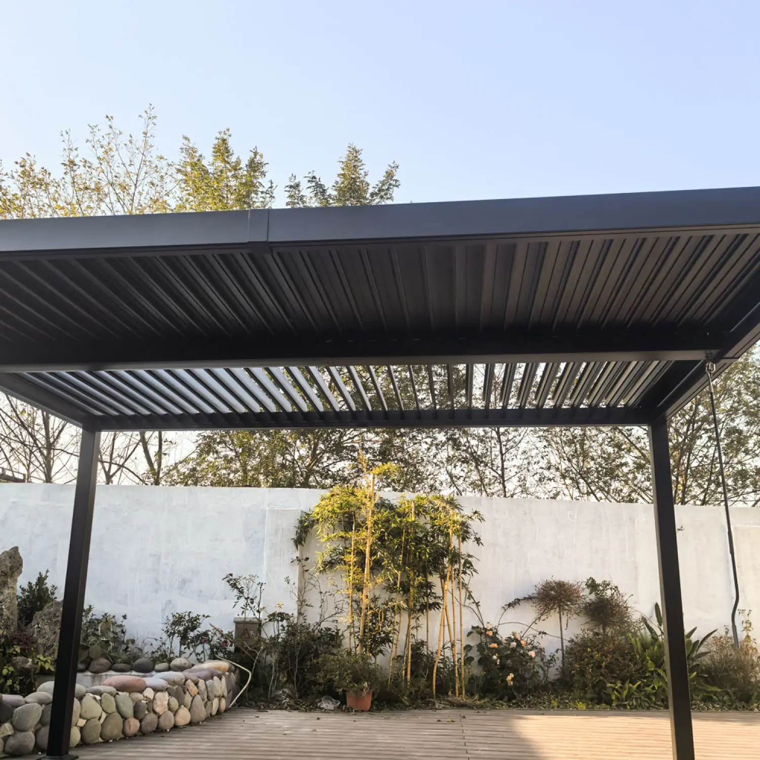 Pergola en aluminium gris 12m² vue 7