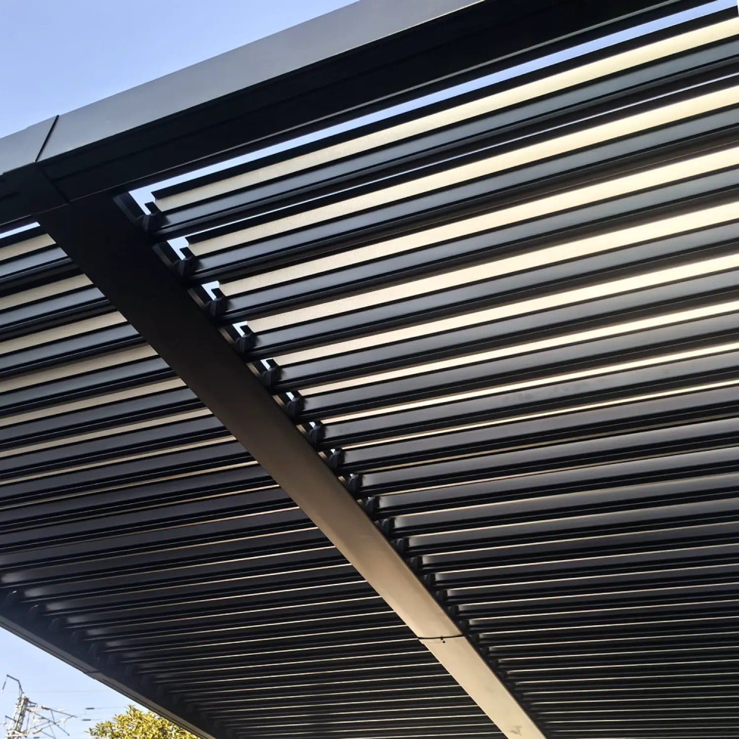 Pergola en aluminium gris 12m² vue 8