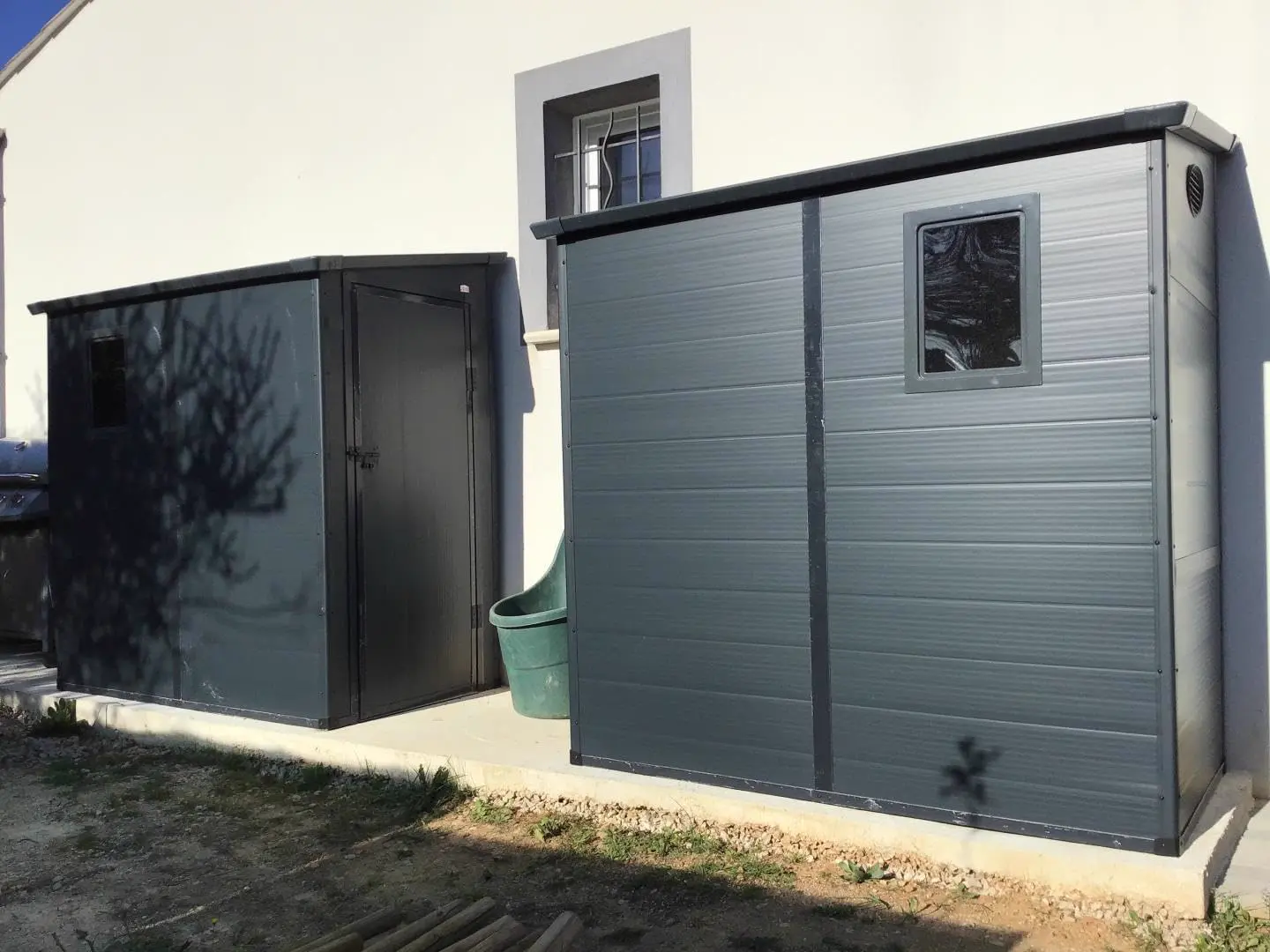 Abri de jardin en résine en résine anthracite 2,09m² adossée vue 7