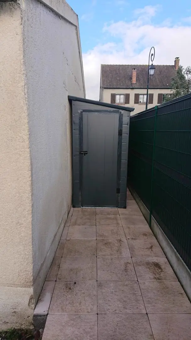 Abri de jardin en résine en résine anthracite 2,09m² adossée vue 8