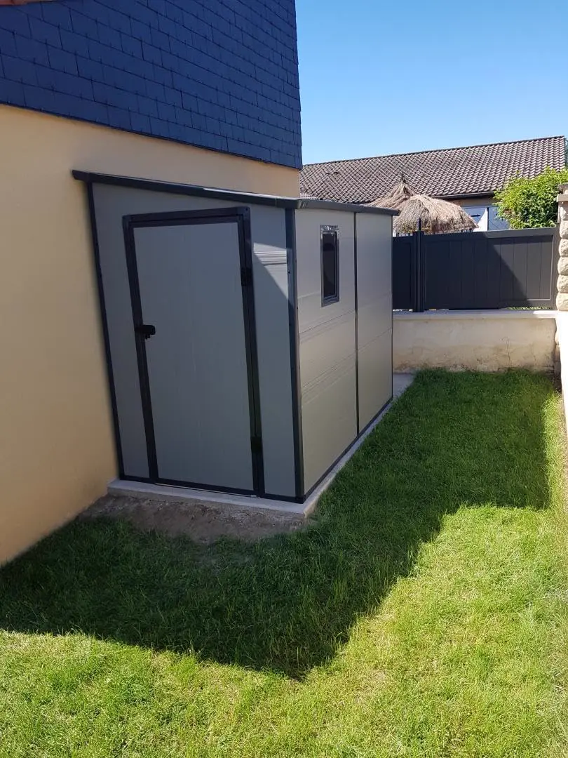 Abri de jardin en résine en résine gris 3,55m² adossée vue 6