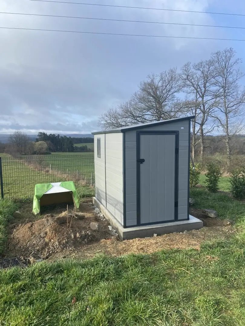Abri de jardin en résine en résine gris 3,55m² adossée vue 7