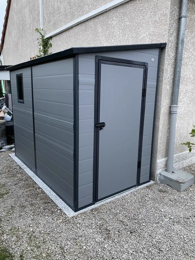 Abri de jardin en résine en résine gris 3,55m² adossée vue 8