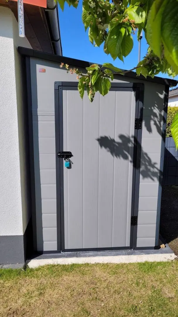 Abri de jardin en résine en résine gris 3,55m² adossée vue 9