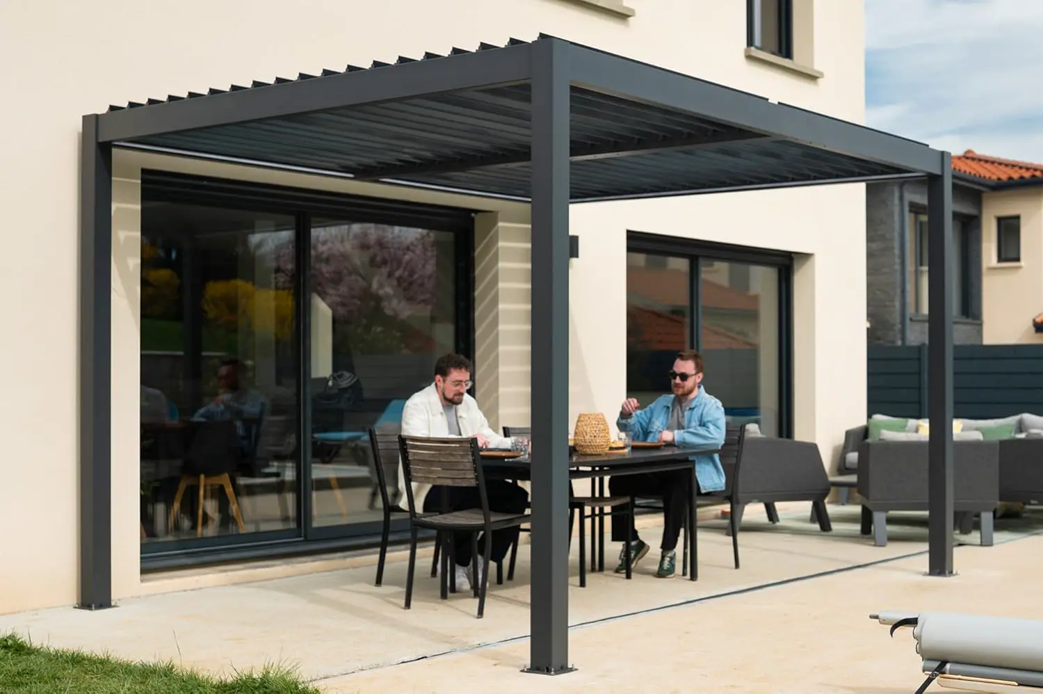 Pergola en aluminium gris 4x3m autoportée motorisée vue 6