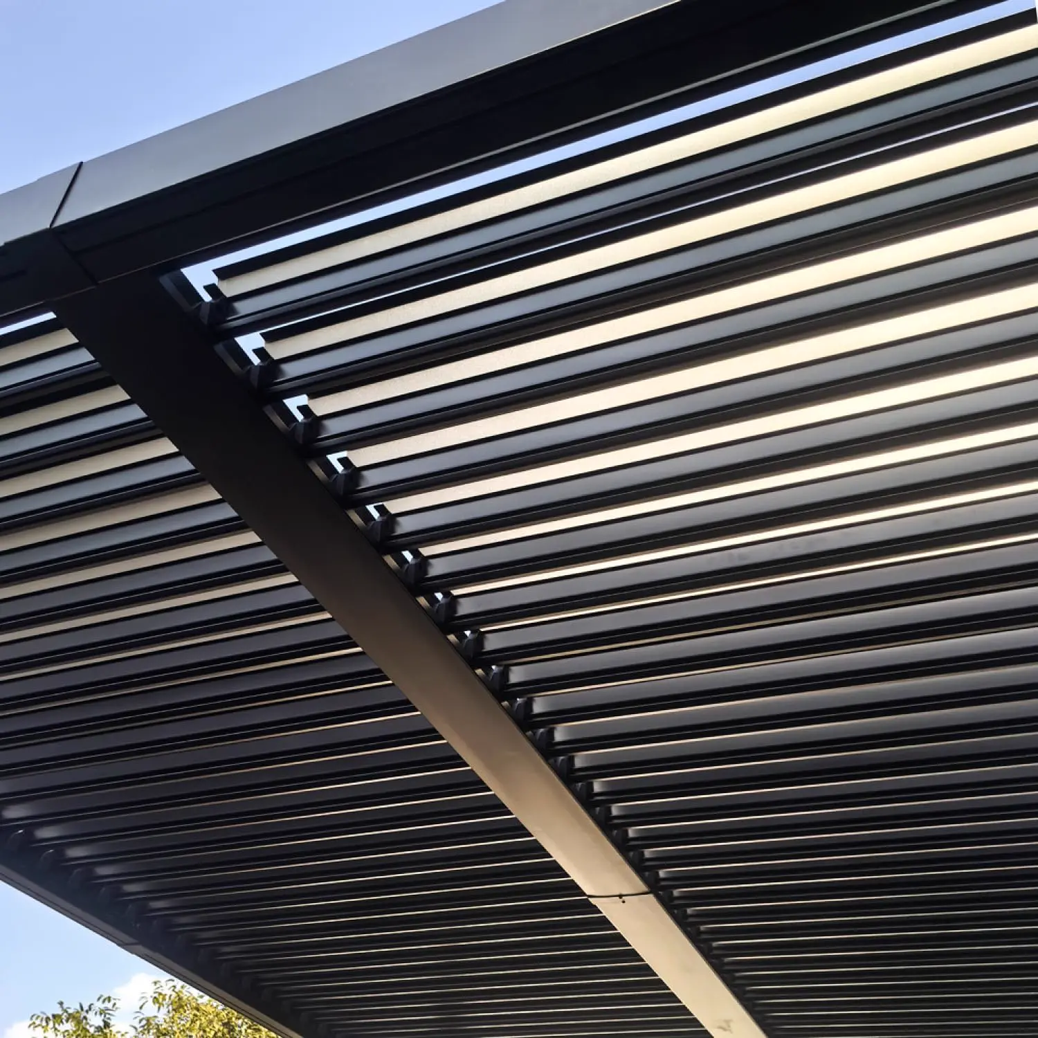 Pergola en acier noir 12 m² vue 8