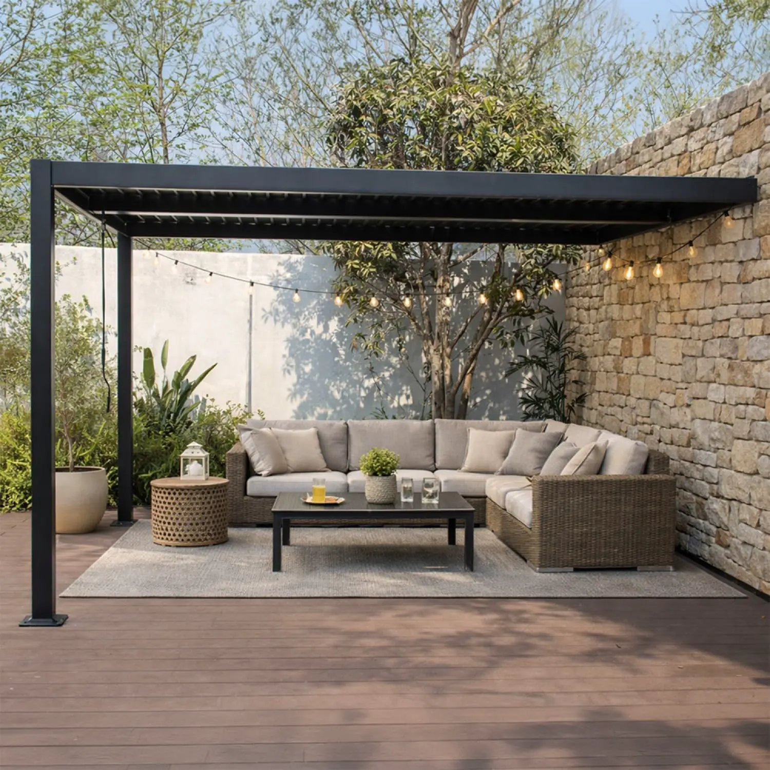 Pergola en acier noir 12 m² adossée vue 2