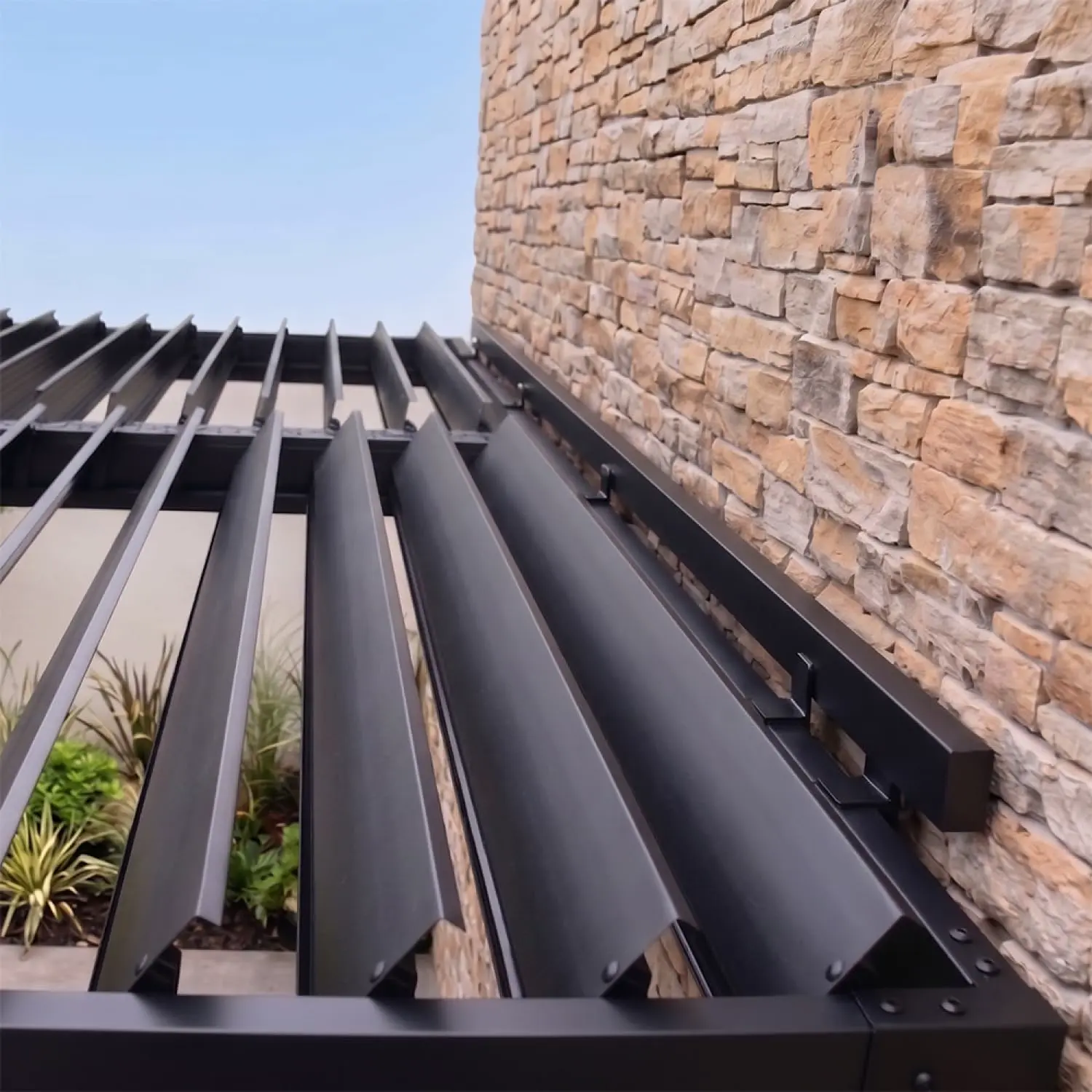 Pergola en acier noir 12 m² adossée vue 8